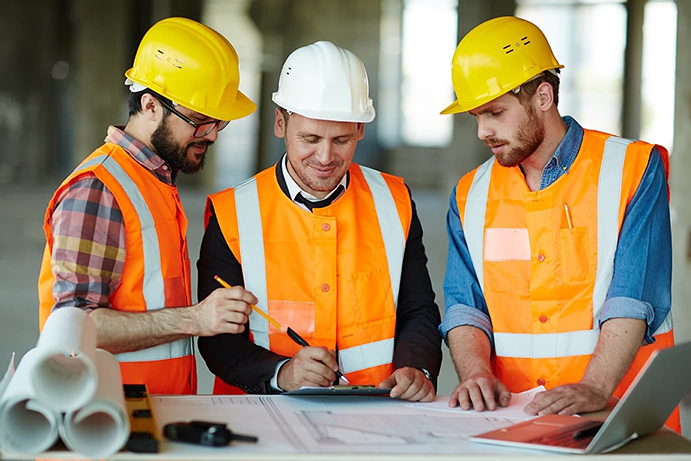 بررسی نقش پیمانکار، کارفرما و مشاور ساختمانی در پروژه‌های ساخت و ساز